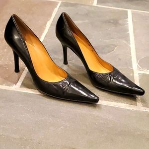 Black leather size 10n Stuart Weitzman pumps